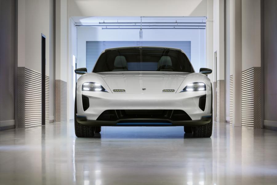  Porsche Mission E Cross Turismo 2018 года  (фото 28 из 66)